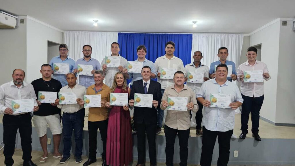 vereadores eleitos e suplentes diplomados - Prefeito eleito de Alfredo Chaves, Hugo Luiz Meneghel, é diplomado em cerimônia oficial