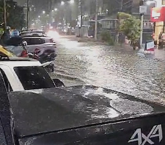 Av. Beira Mar 09 01 - Chuva forte alaga avenida Beira Mar e causa deslizamento em Guarapari