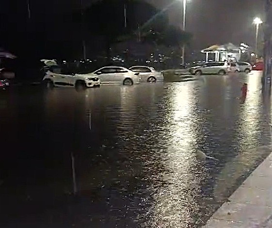 Av. Beira Mar destaque 09 01 - Chuva forte alaga avenida Beira Mar e causa deslizamento em Guarapari