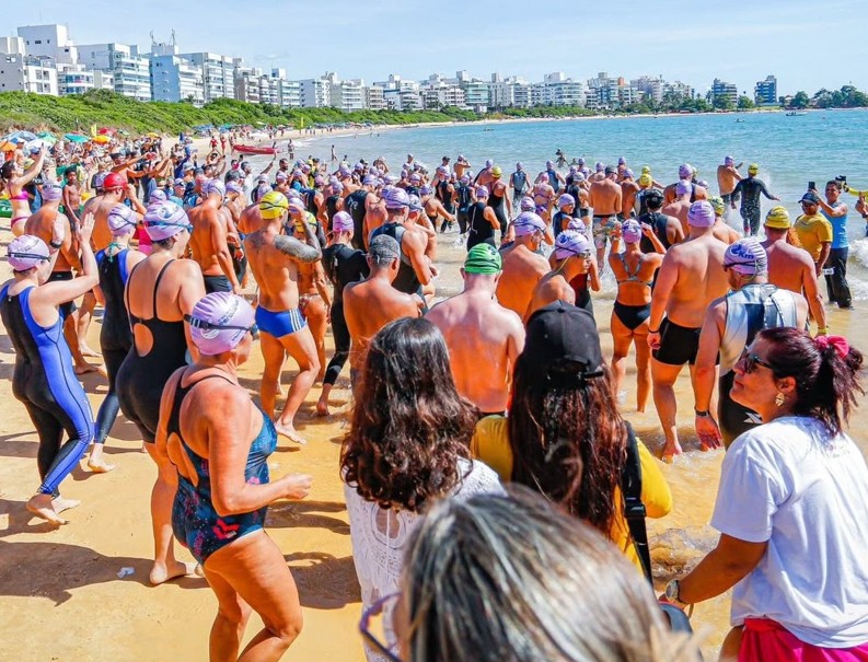 Nadadores Travessia Areia Preta Peracanga - Travessia Areia Preta x Peracanga reúne centenas de nadadores neste sábado (25) em Guarapari