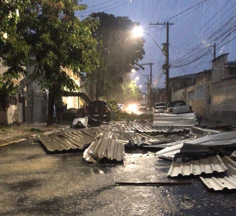 Rua Melchiades Pereira Martins destaque - Temporal deixa casas destelhadas, bairros alagados e moradores sem energia elétrica em Guarapari 