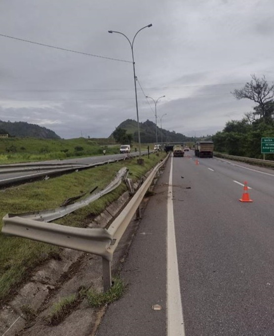 carreta PRF 2 - Carreta tomba na BR-101 e deixa pista parcialmente interditada em Guarapari