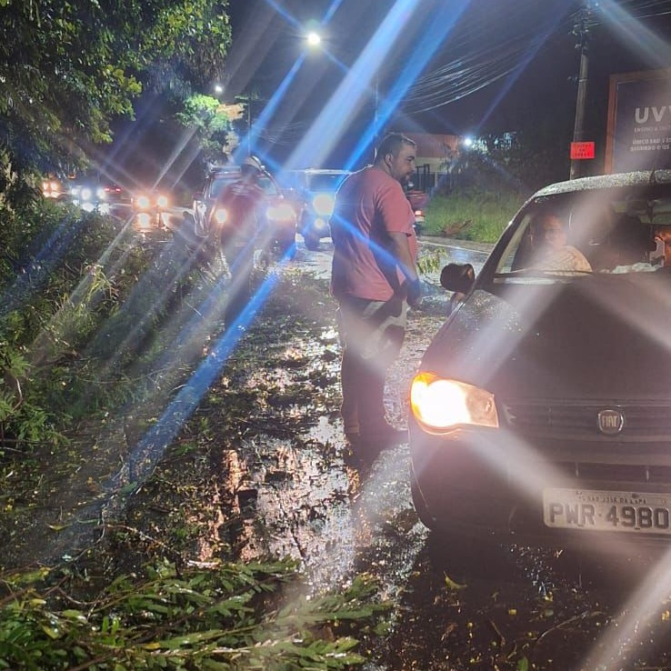 chuvas rodrigo borges - Temporal deixa casas destelhadas, bairros alagados e moradores sem energia elétrica em Guarapari 