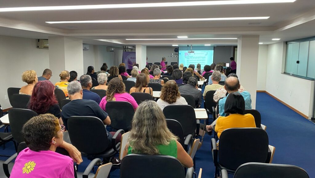 auditorio lotado - EcoPaz celebra quatro anos de atuação com novos projetos para rede de acolhimento em Guarapari