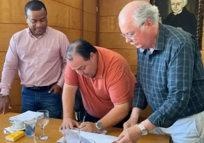 Samuel Messias, gerente de projetos especiais da Aderes; Leonardo Antônio Abrantes, Prefeito de Anchieta; e José Eugênio Vieira, diretor de Atendimento do SebraeES