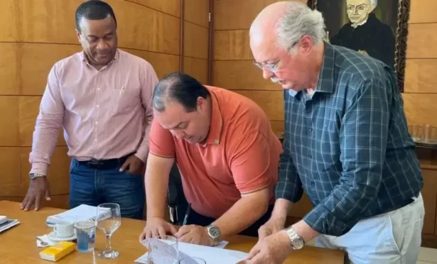 Samuel Messias gerente de projetos especiais da Aderes Leonardo Antonio Abrantes Prefeito de Anchieta e Jose Eugenio Vieira diretor de Atendimento do SebraeES custom crop - Home 2025