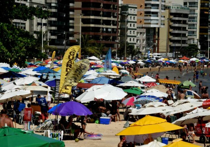 banhistas-aproveitam-o-dia-sol-na-praia-do-morro-em-guarapari-159318