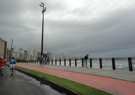 Praia do Morro em tarde nublada. Previsão de chuva.