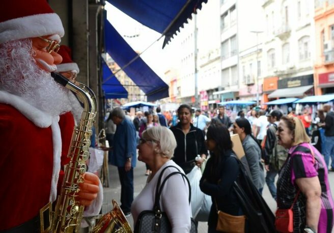 São Paulo - Movimento no comércio da rua 25 de Março no mês do Natal. (Rovena Rosa/Agência Brasil)