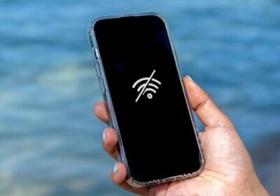 no-internet-connection-technology-concept-no-signal-service-beach-wifi-network-offline-sign-mobile-smart-phone-display-screen-woman-s-hand-blue-tropical-sea-water-background_36367-8405