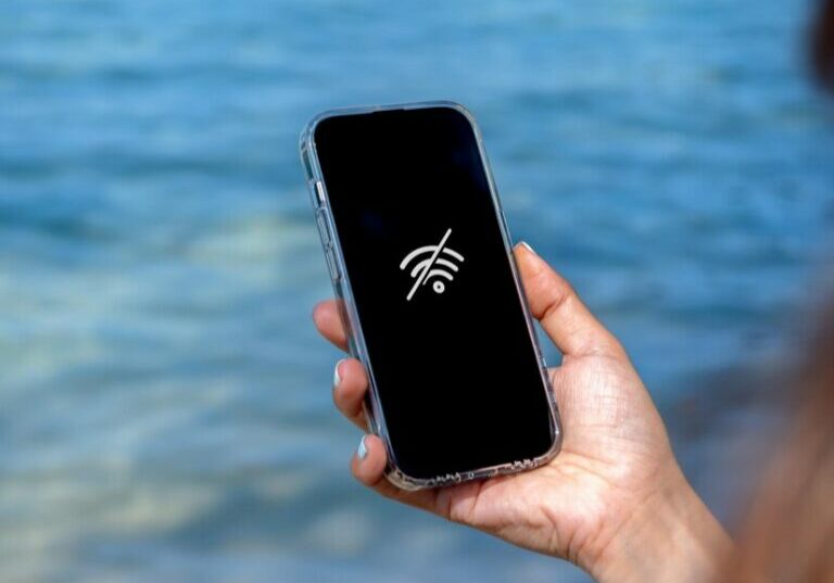 no-internet-connection-technology-concept-no-signal-service-beach-wifi-network-offline-sign-mobile-smart-phone-display-screen-woman-s-hand-blue-tropical-sea-water-background_36367-8405