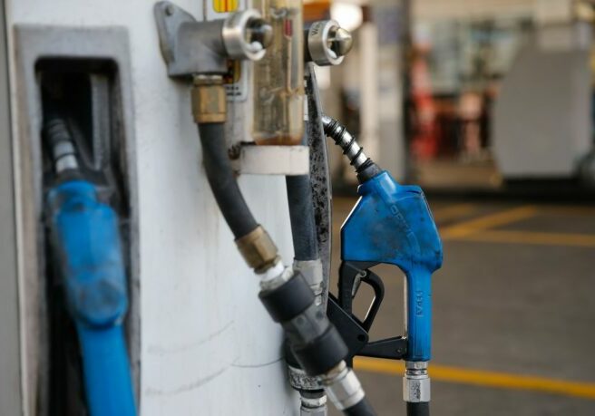 Greve de caminhoneiros causa desabastecimento de combustível em postos de gasolina da cidade de Teresópolis, na região serrana do Rio de Janeiro.