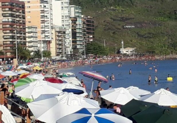 praia cheia feriado