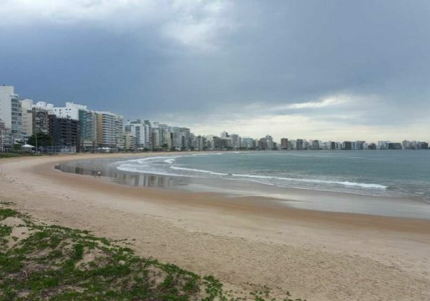 praia do morro - céu nublado