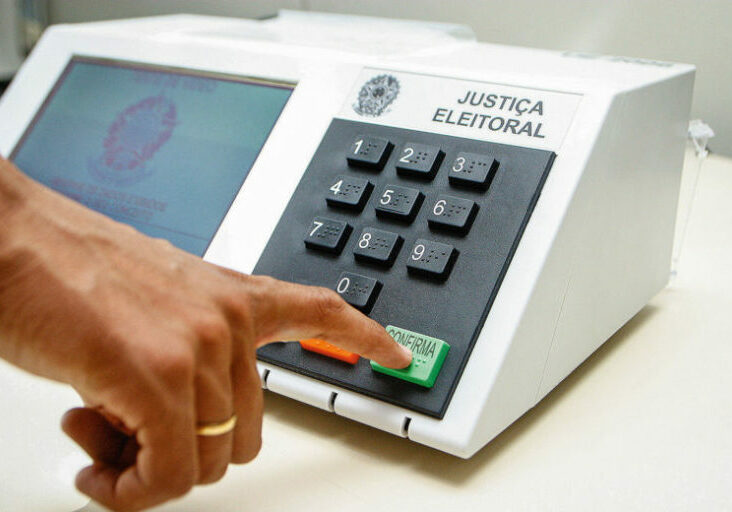 DemonstraÁ¿o do uso da urna eletrÙnica para as eleiÁ¿es de 2006.